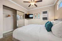 Luxury 2BR 2BA Apartment with Pool, Gym & Theater Hôtels à : 