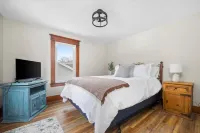 Hot Tub and Fire Pit Retreat - Luxurious Tranquil Haven فنادق في Charlevoix