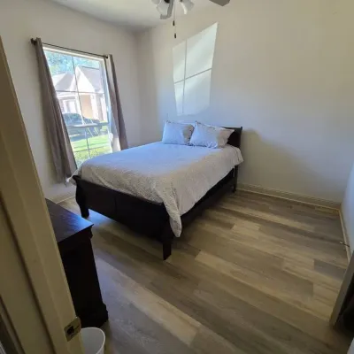 Tranquil Haven - WiFi, No Parties, No Grass Parking Hotels near Walmart Supercenter