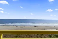 Expansive Balcony and Modern Amenities - Stunning Oceanfront Retreat Hôtels à : Atlantic Beach
