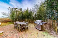 Spacious Beach Cottage with Grill, Patio, Outdoor Shower & High-Speed WiFi