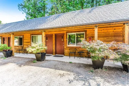 Mount Lena Room 4 at Mount Walker Inn