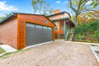 Picturesque Creekside Oasis and Elegant Design - Charming Hill Country Retreat