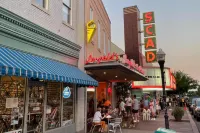 Unique cottage house in the historic district with deck & WiFi - dogs OK Hotels in Thunderbolt