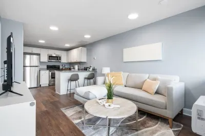 Granite Countertops and Scenic Bike Path Access - Charming Oasis のホテル