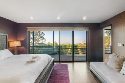 Panoramic Bay Views and Luxurious Amenities - Stunning Modern Oasis