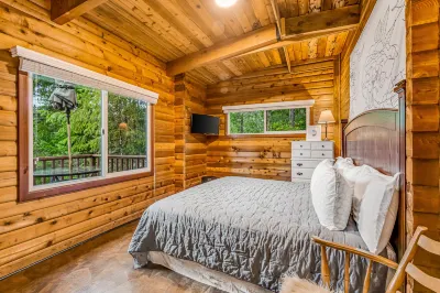 Dog-friendly lakefront cabin with woodstove, amazing view, firepit & dock