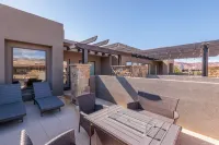 Heated Pool and Beautiful Golf Course Access - Exquisite Oasis Retreat