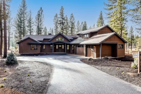 Breathtaking Forest Views and Private Hot Tub - Elegant Luxury Retreat