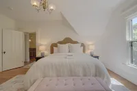 Charming Coastal Getaway with Outdoor Shower - Stunning Seaside Retreat