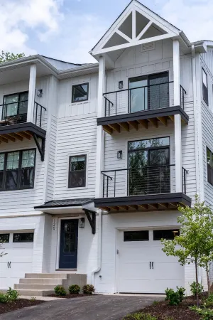 Lakefront Retreat - Screened Porch, Private Balconies, View Отели в г. Фонтана-он-Дженива Лейк