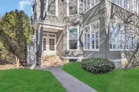 Cool and Modern 3rd Floor 2-Bedroom Walk-up