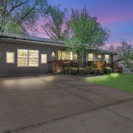 Hot Tub + Fire Pit + Huge Yard + Sleeps 12 + 2 Kitchens + Family Retreat