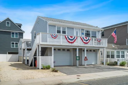 Beach house 2 blocks from the beach, beach badges, towels, chairs, and parking