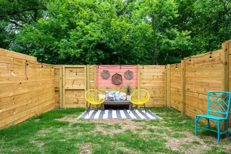 HowdyHouse: Designer Townhouse in Historic FOODIE  Bryan Minutes to Kyle Field Отели в г. Брайан