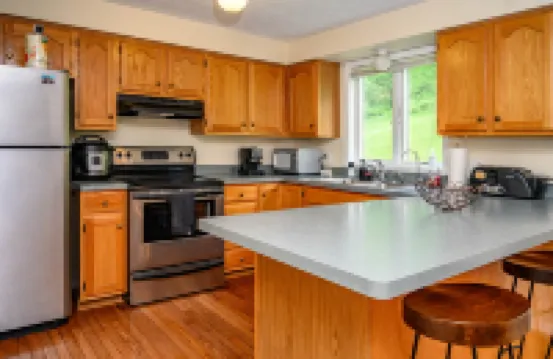 Private Hiking Trails and Scenic Deck Retreat - Spacious Tranquil Oasis