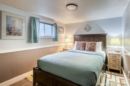 Spacious Living Area and Kitchenette - Charming Coastal Retreat Отели в г. Нетартс