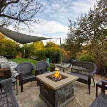 Stylish Outdoor Oasis with Firepit and BBQ - Modern Wine Country Retreat Hotel Exterior