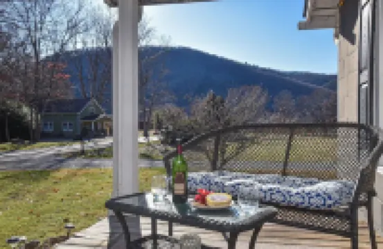 Delightful 2-bedroom Cottage in Hot Springs Hotels in Hot Springs
