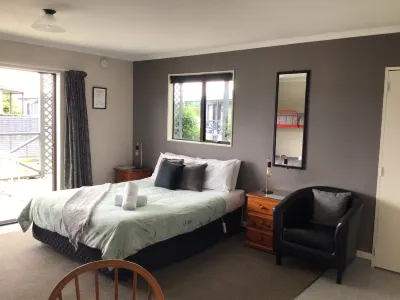 Fiordland Great Views Holiday Park Hotels in 