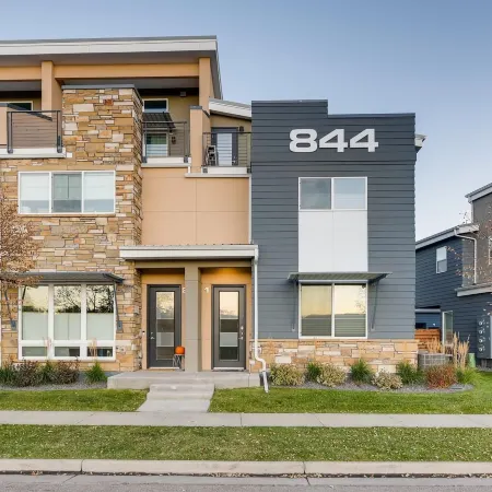 Fancy Townhome Near Old Town, Breweries and River!