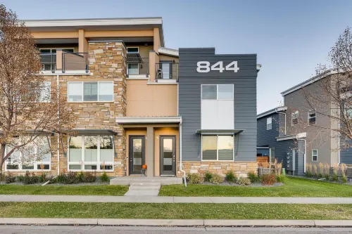 Fancy Townhome Near Old Town, Breweries and River!