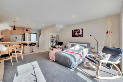 Beautifully Styled 2Br w 2 Carparks & Aircon Hotell i Grafton