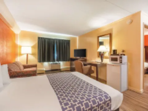 Econo Lodge Inn & Suites Airport Hotels in Windsor Locks