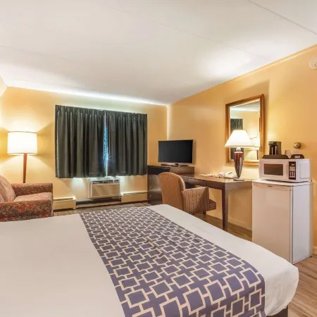 Econo Lodge Inn & Suites Airport