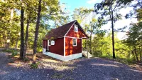 The Windstorm Cabin - Pet-Friendly & a 2-Person Jacuzzi Hot Tub!