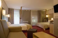 Brit Hotel le Lion d'Or Chinon Hotel di Cravant-les-Coteaux
