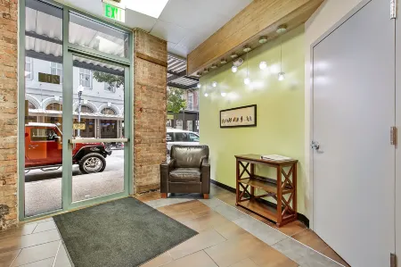 Stunning Apartments - Near FQ and Bourbon Отели рядом с достопримечательностью «Центр Морального Конвенции Эрнеста Н»