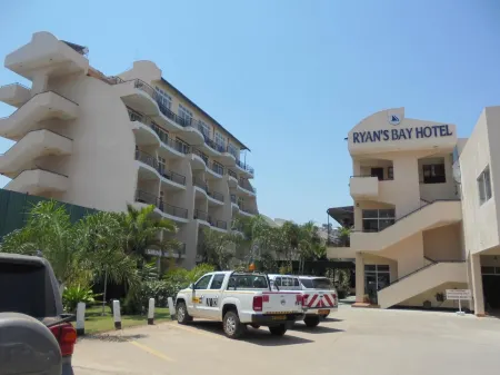 Ryan's Bay Hotel Отели рядом с достопримечательностью «Winterfell hall»