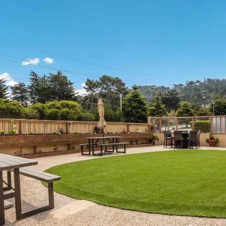 Carmel Hill Lodge Отели рядом с достопримечательностью «Coast Guard Pier»