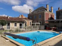 La Villa des Roses Gîte Chambres d'hôtes Piscine chauffée Hotels in Moreilles