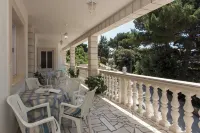 Apartments Villa Dingač Hotels in Trpanj