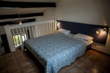 Hôtel le Leukos Отели рядом с достопримечательностью «Aqualand Port Leucate»