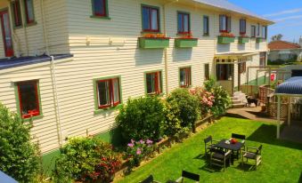 Ducks & Drakes Boutique Motel & Backpackers