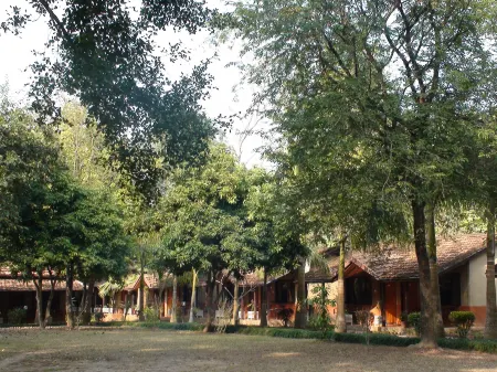 Safari Narayani Hotel- All Inclusive Отели рядом с достопримечательностью «Chitwan Jungle Safari»
