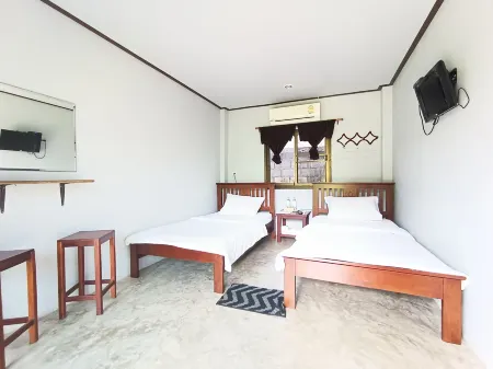 Kru Guesthouse Отели рядом с достопримечательностью «Ват Вангвивекарам»