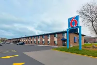 Motel 6 Oak Creek, WI - parking