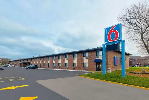 Motel 6 Oak Creek, WI - parking