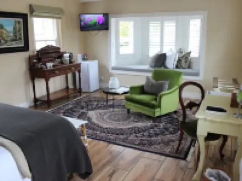 Le Petit Paris Hotels in Stellenbosch