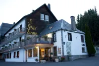 Auberge de la Petite Ferme, Super-Besse Est, the Originals Relais Hotels near Super Besse