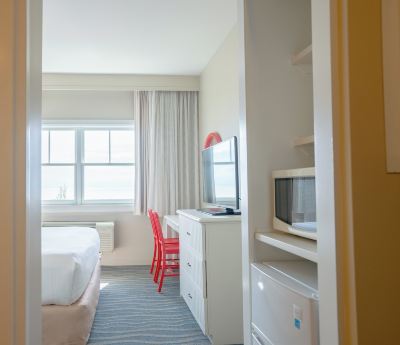 Basic King Room Cedar Point Hotel Breakers Photo