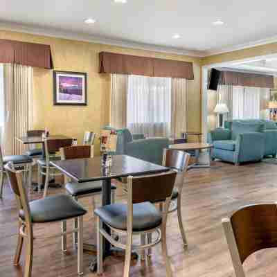 클라리온 인 & 스위트 메드포드 Dining/Meeting Rooms