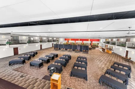 Ramada by Wyndham Columbus Hotel & Conference Center Отели в г. Platte County