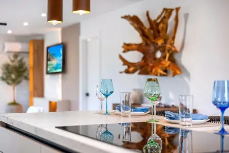 Maison Grand Blue Arenas/ Heated Pool/ Outdoor Lounge Area/ 120' Dock/ Game Room Отели рядом с достопримечательностью «Sombrero Reef»