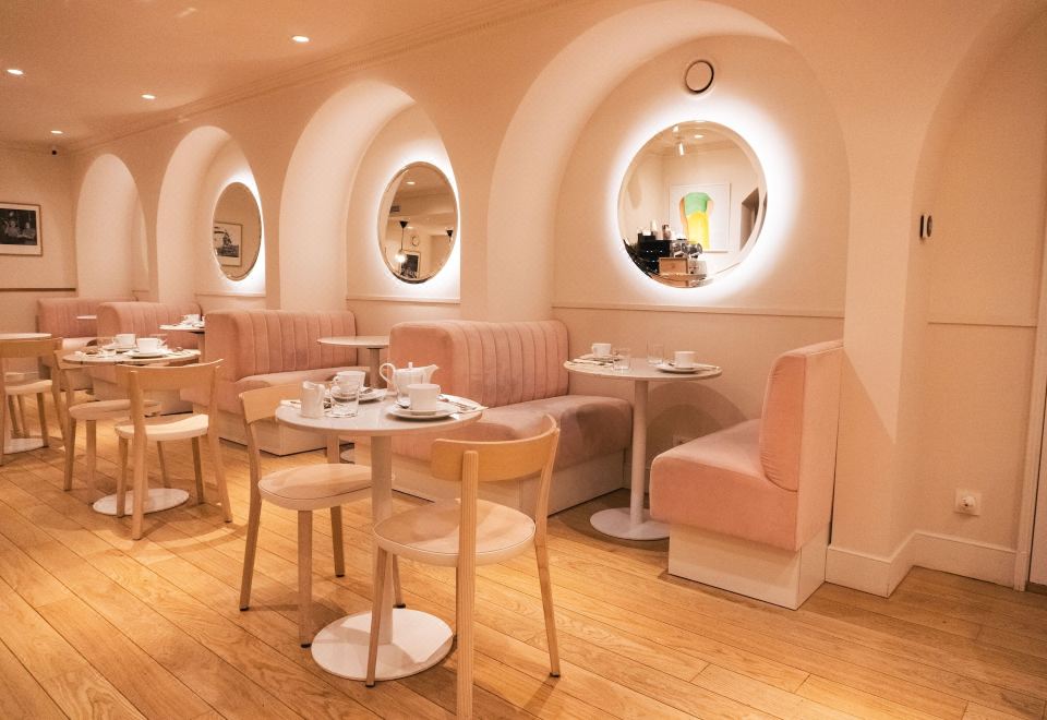 [호텔 아고라 생 제르맹의 아늑한 로비 공간]