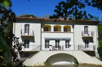 L'Escalère Hoteles en Arnaud-Guilhem